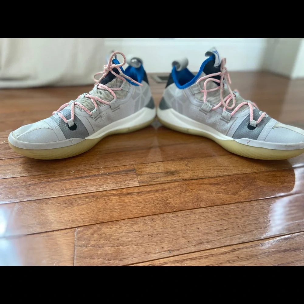 Nike Kobe A.D. 2018 AV3555-004 Men’s Size 9 Basketball Shoes White/Blue No Box